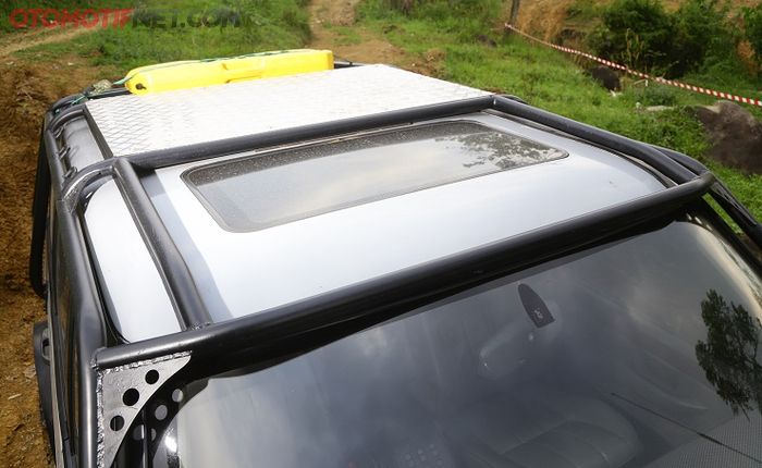 Roofrack dibuat sejajar dengan atap agar tak merusak estetika Range Rover