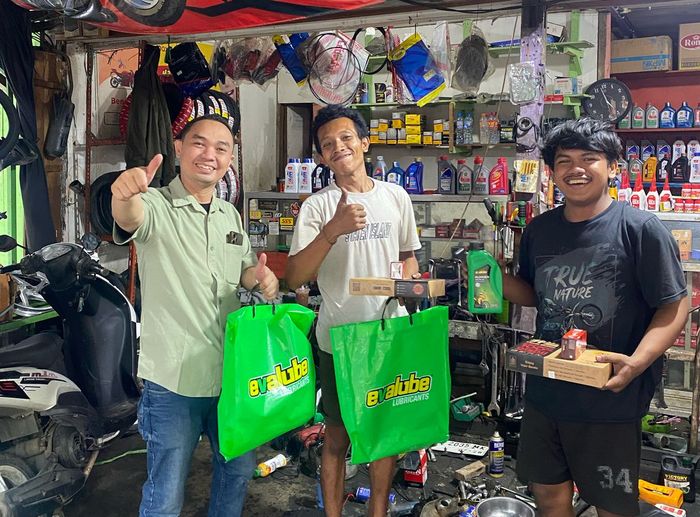Evalube berikan makanan buka puasa kepada ratusan mekanik bengkel 