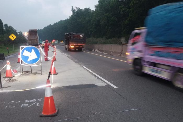 Ilustrasi. Sebagian lajur ditutup karena ada perbaikan jalan di Tol Cipularang.