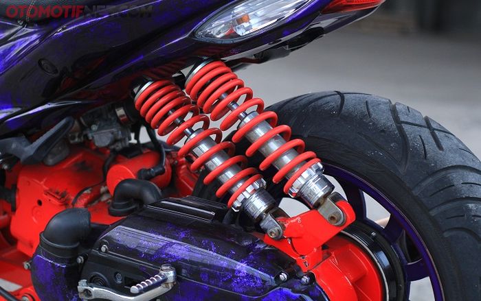 Suspensi belakang dibuat ganda dengan posisi berjejer