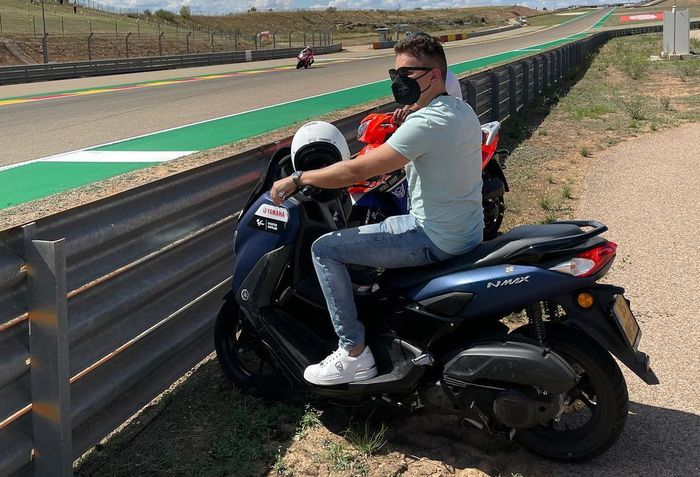 Jorge Lorenzo saat menyaksikan jalannya kualifikasi dan MotoGP Aragon dari samping trek menggunakan Yamaha Nmax