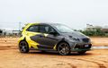 Modifikasi Honda Brio Tampil Beda Diwrapping Sticker Abstrak