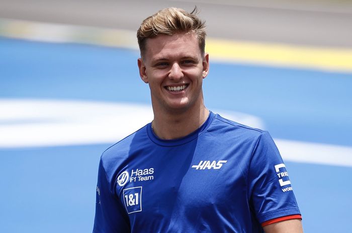 Mick Schumacher yang tidak lagi menjadi pembalap F1 untuk tim Haas tahun 2023, tim Mercedes bersedia menampungnya