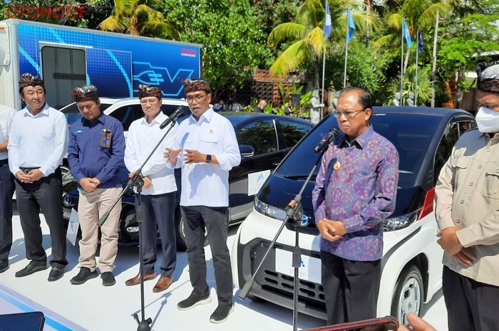 Gubernur Bali Wayan Koster (barbaju batik) dalam peluncuran Joint Project EV Smart Mobility di Nusa Dua Bali 27 Juli 2022