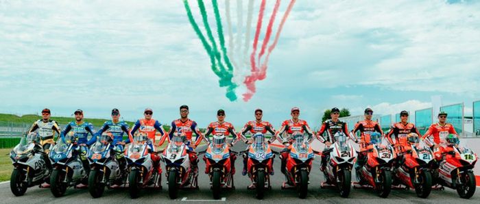  Andrea Dovizioso dan Jorge Lorenzo bersama 10 pebalap lain saat World Ducati Week di Sirkuit Misano