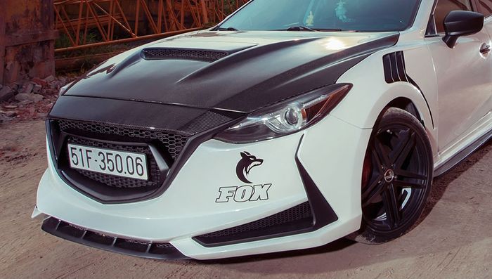 Tampilan depan modifikasi Mazda3 dikemas mirip mobil konsep Genesis New York