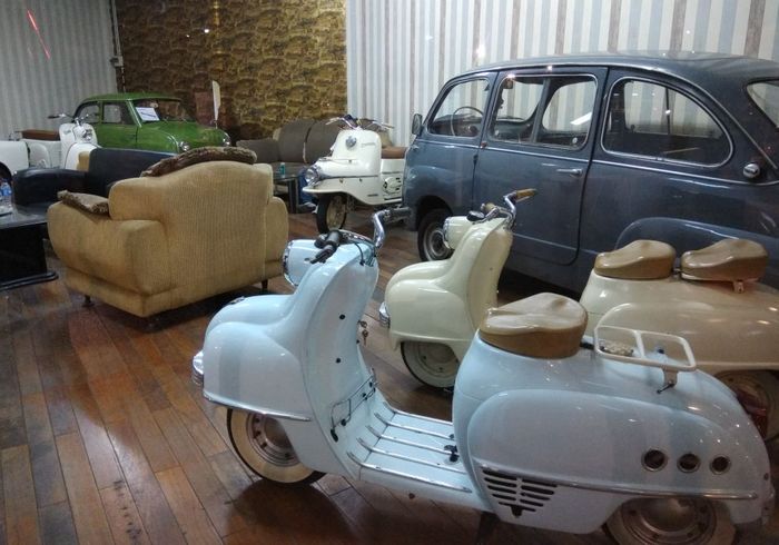 Ruangan penuh koleksi skuter antik dan microcar ini suatu pemandangan yang langka