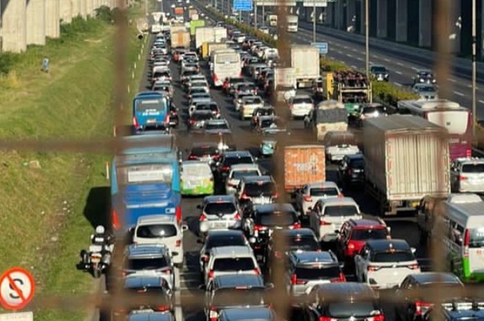 Kemacetan parah di tol Japek 