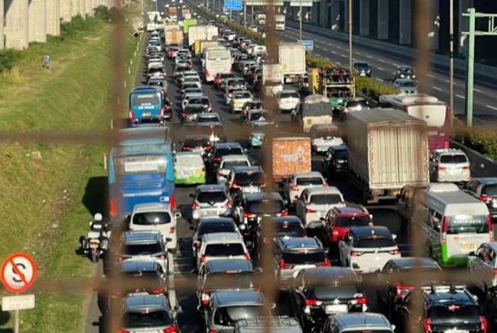 Kemacetan parah di tol Japek 