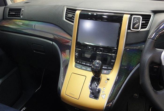 Tampilan kabin modifikasi Toyota Alphard lawas garapan Macchina