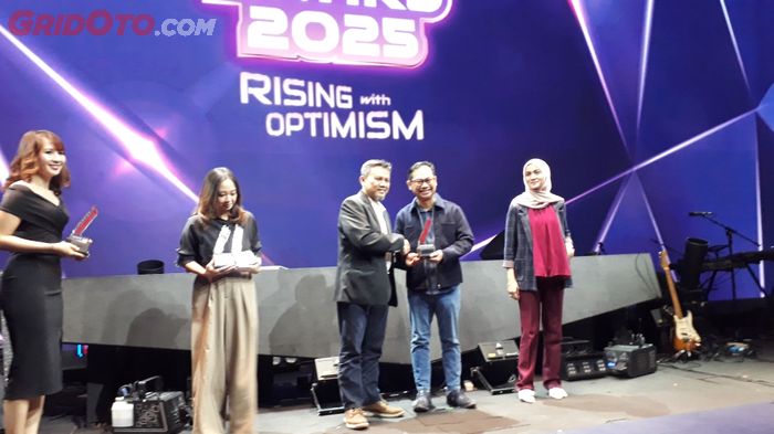 Indra Setiawan, CorComm Department Head PT Astra Daihatsu Motor saat menerima penghargaan OTOMOTIF Award 2025