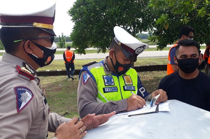 Pihak kepolisian melakukan penindakan batas kecepatan menggunakan Speed Gun