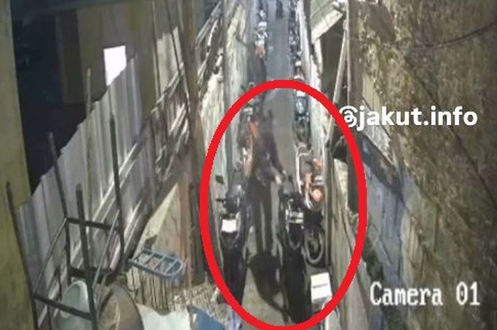 Aksi maling motor bersenjata api di Jalan Lodaya Raya, Kampung Bandan, Pademangan, Jakarta Utara, (24/5/26) subuh