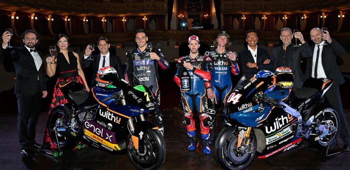 Tim WithU Yamaha RNF MotoGP Racing saat memperkenalkan diri untuk musim MotoGP 2022