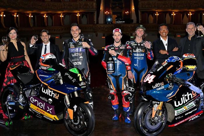 Tim WithU Yamaha RNF MotoGP Racing saat memperkenalkan diri untuk musim MotoGP 2022