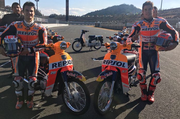 Dani Pedrosa dan Marc Marquez beraksi di atas Super Cub 100 cc di Honda Racing Thanks Day 2017