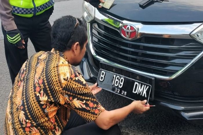 ilustrasi pelat palsu