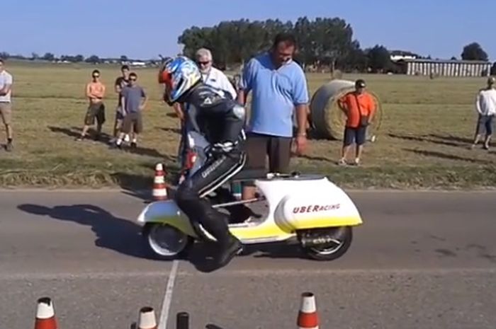 Lomba adu cetak waktu tercepat, sebut saja, 'Dragbike Vespa'