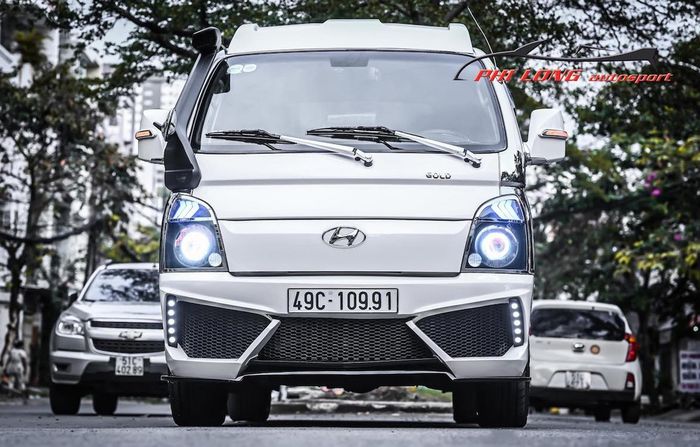 Tampilan depan modifikasi pikap Hyundai H-100 dibikin sporty dan modern