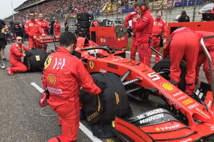 Sebastian Vettel memulai lomba GP F1 China dari posisi tiga, tetapi setelah start ia disusul rekan setimnya Charles Leclerc