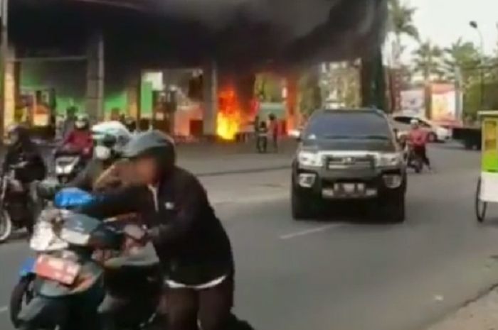 Sebuah motor terbakar di SPBU  di Pati, Jawa Tengah