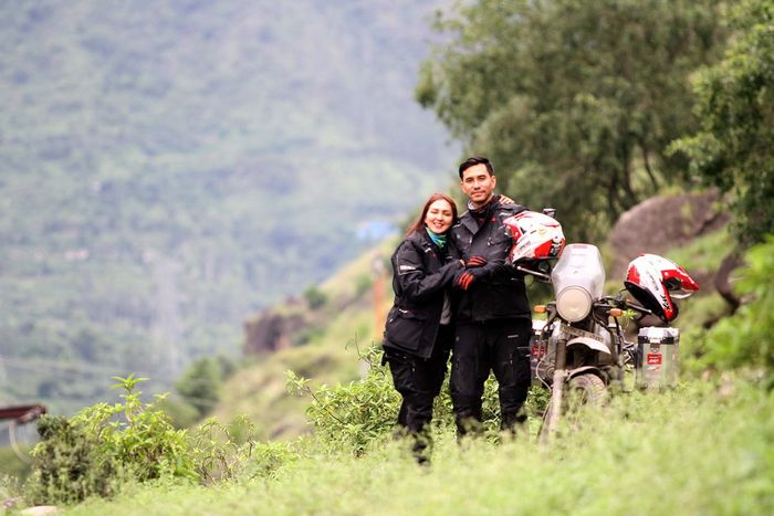 Darius Sinathrya dan Donna Agnesia Membuktikan Kualitas Oli TOP 1 di Pegunungan Himalaya