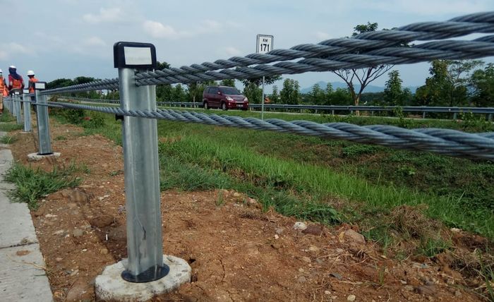 Wire rope, mampu menahan beban 80 ton.