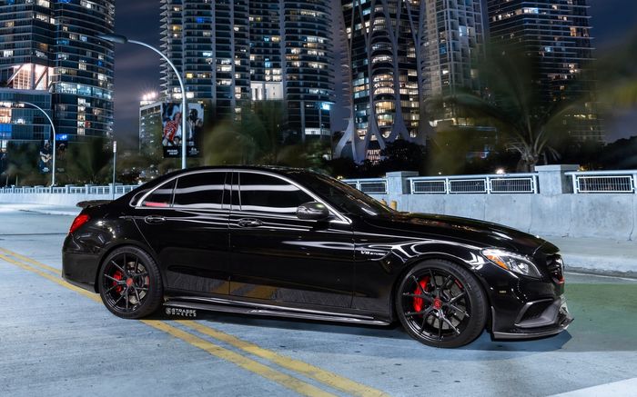 Modifikasi Mercedes-AMG C63 S tampil agresif ganti setup roda baru