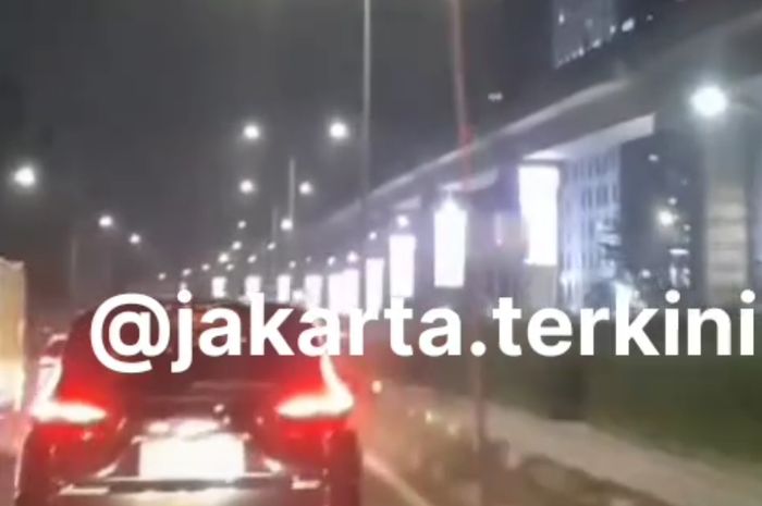 Sebuah video menampilkan mobil dinas pelat merah diduga menghalangi laju ambulance pembawa pasien darurat melalui jalur Tol Simatupang