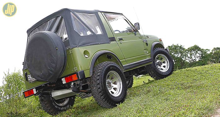 Suzuki Jimny Sierra ini dipasangi softop keluaran Bestop berikut dengan tire cover keluaran merk yang sama.