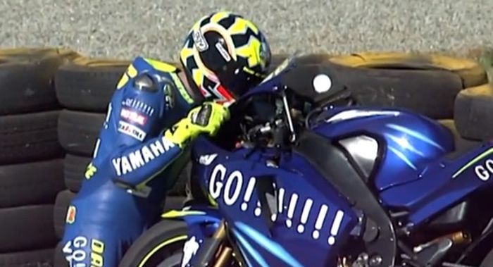 Momen mengharukan saat Valentino Rossi juara dengan Yamaha M1 yang dianggap kalah kompetitif dari Honda RC211V 18 April 2004 di sirkuit Welkom, Afsel