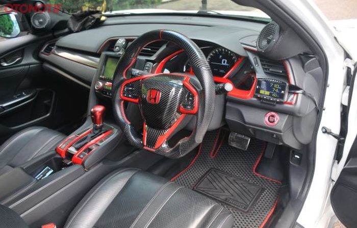 Interior didominasi panel carbon dan striping merah. Keren!