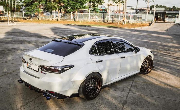 Wide body bikin tampilan Toyota Camry makin sangar dan gambot