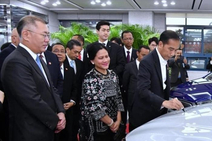 Presiden Jokowi menandatangani komitmen investasi Hyundai Motors Company di Korsel (26/11)