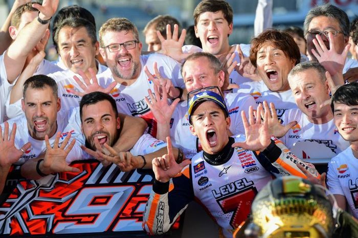 Marc Marquez dan tim Repsol Honda selebrasi gelar juara dunia MotoGP 2018.