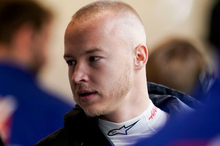 Masa depan pembalap F1 asal Rusia, Nikita Mazepin kini sedang terancam didepan karena perang yang berkecamuk di Ukraina. 
