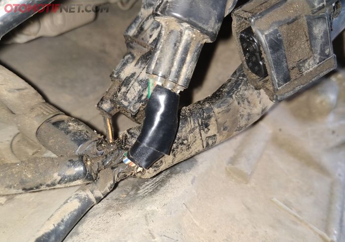 Agar tidak korslet lagi, kabel bodi Honda BeAT yang terkelupas diisolasi