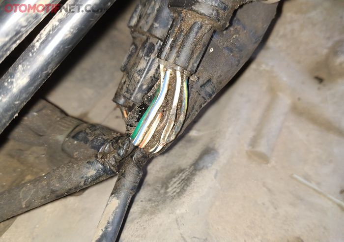 Saat dicek, jelas terlihat kabel bodi Honda BeAT terkelupas akibat gesekan, makanya korslet