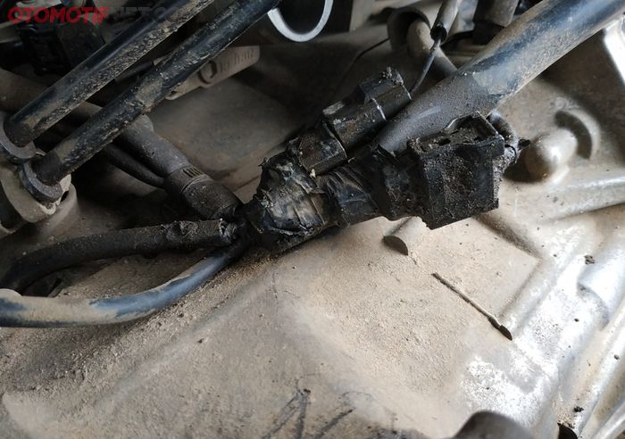 Ketika mesin Honda BeAT berayun, kabel bodi dari ACG bergesekan