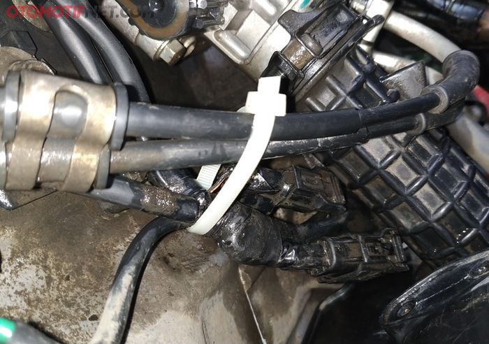 Agar tak bergesekan lagi, sebaiknya kabel bodi diangkat pakai cable ties