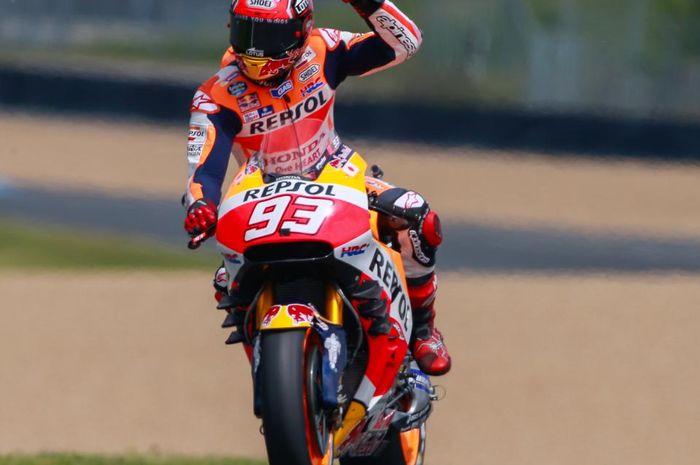 Marc Marquez melambaikan tangannya