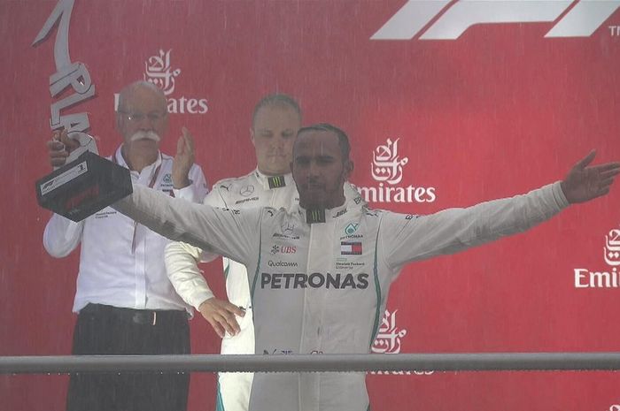 Lewis Hamilton di podium GP Jerman penuh hujan