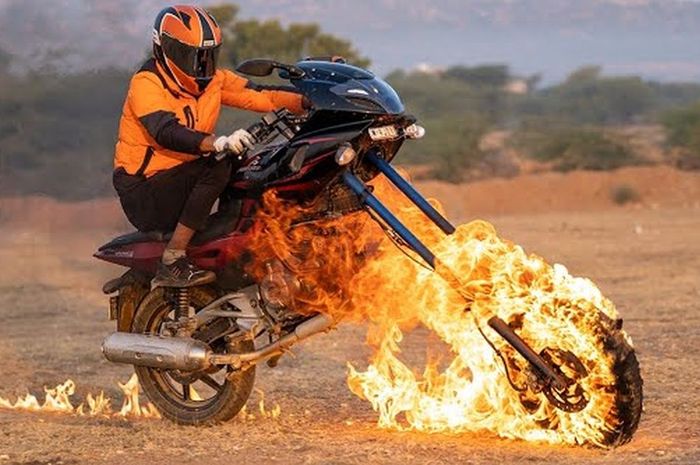 Bajaj Pulsar Diubah jadi Chopper, roda depan nekat dibakar saat riding, mirip Ghost Rider?