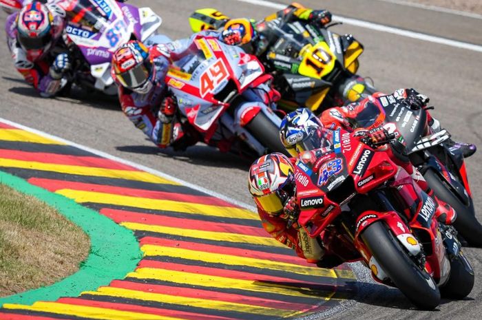 General Manager Ducati Corse, Gigi Dall'Igna mengungkap bakal terus lanjut menurunkan 8 motor di MotoGP musim mendatang
