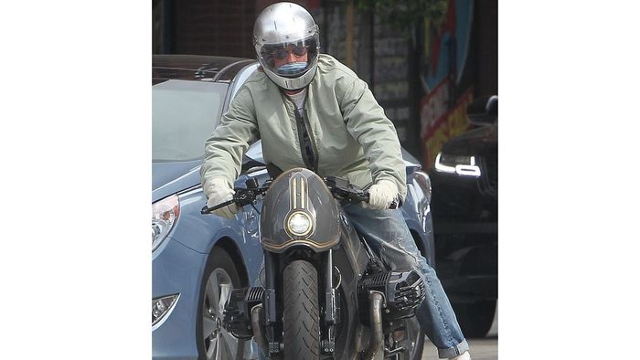 Brad Pitt datang ke demo George Floyd di Los Angeles, California mengendarai BMW R NineT custom garapan Cherry's Company