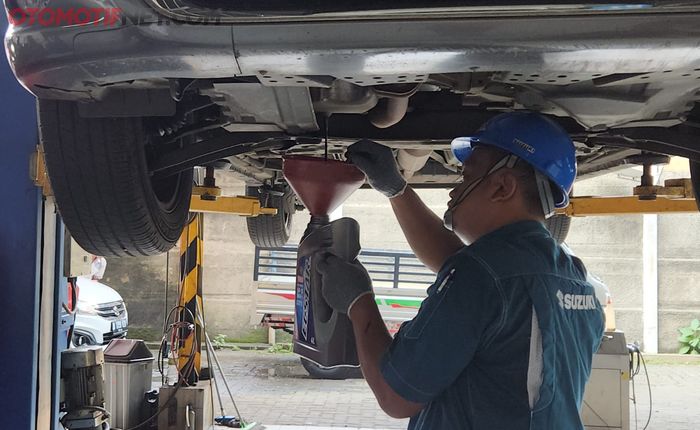 Lakukan penggantian oli tepat waktu, atau lebih cepat dari anjuran pabrik bila mobil sering terjebak macet