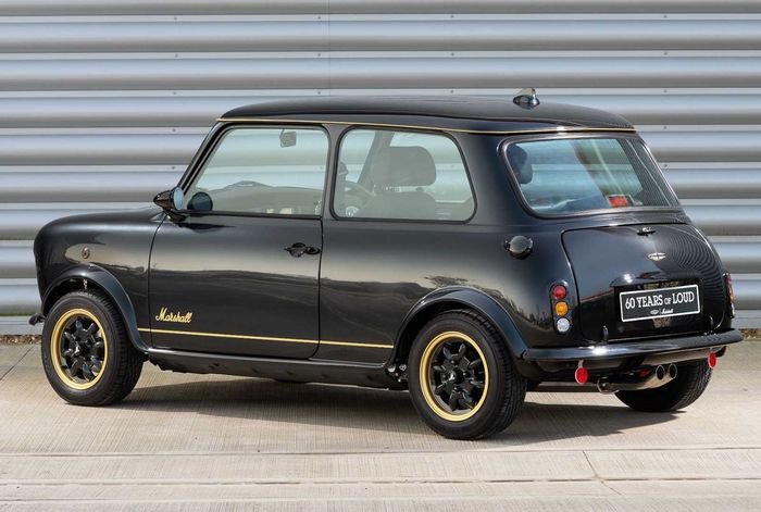 MINI Remastered Marshall Edition hadir dalam paduan bodi hitam dan aksen emas