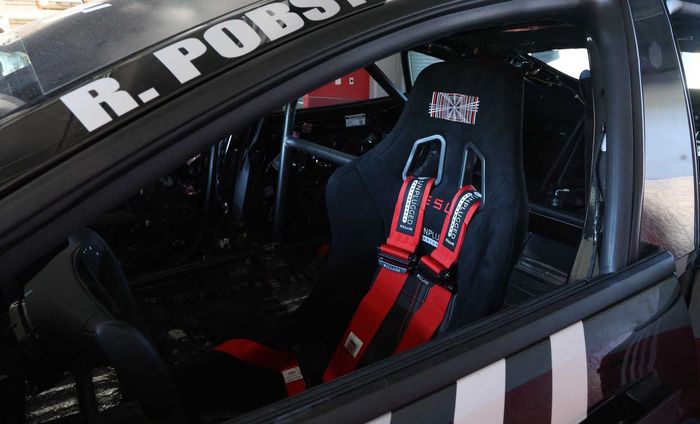 Tampilan interior balap modifikasi Tesla Model S Plaid