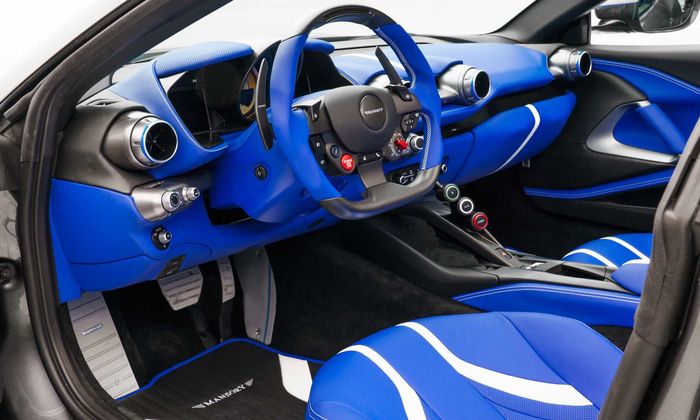 Tampilan kabin Ferrari 812 GTS didominasi warna biru