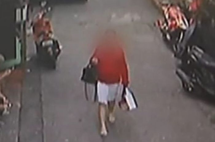 Rekaman CCTV memperlihatkan wanita hamil yang sedang berjalan